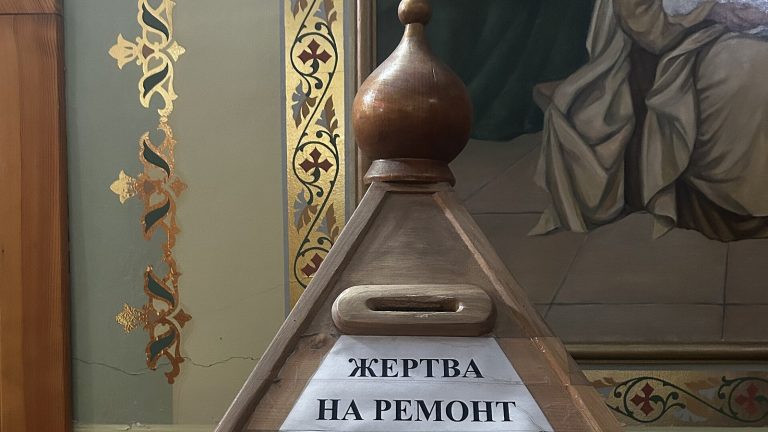 Kutija za donacije, ilustracija uz tekst o provjeri humanitarnih akcija