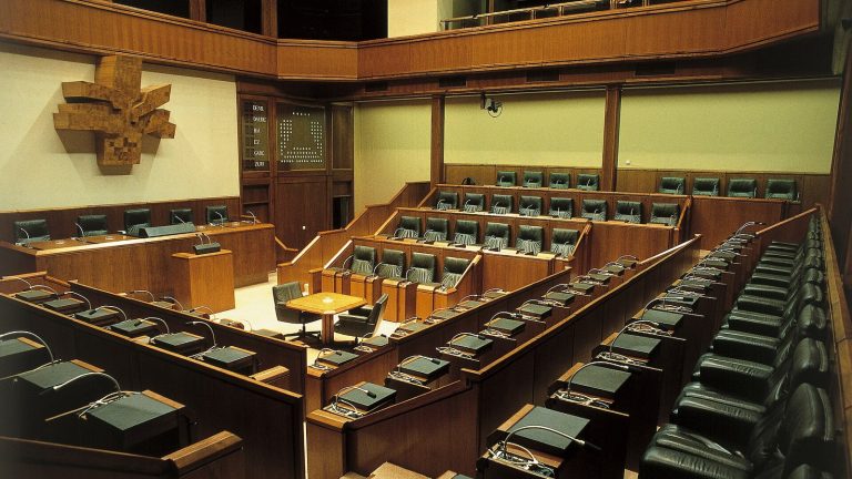 Prazna sjednička sala parlamenta