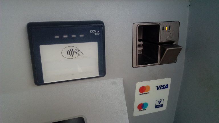 Bankovna kartica i platni terminal, ilustracija uz tekst o telefonskim prevarama