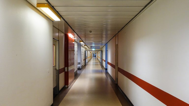 Hodnik u bolnici, ilustracija uz tekst o odlasku medicinskog kadra