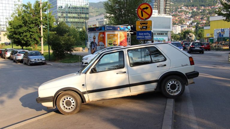 Ulica u Sarajevu, ilustracija uz tekst o registraciji uvezenog vozila
