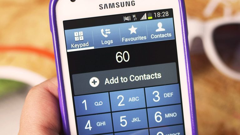 Ruka drži mobilni telefon tokom poziva