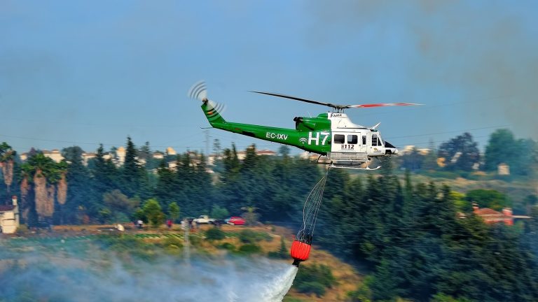 Helikopteri iznad Deliblatske peščare i više od 570 ljudi na terenu Helikopter s korpom za vodu iznad požarišta
