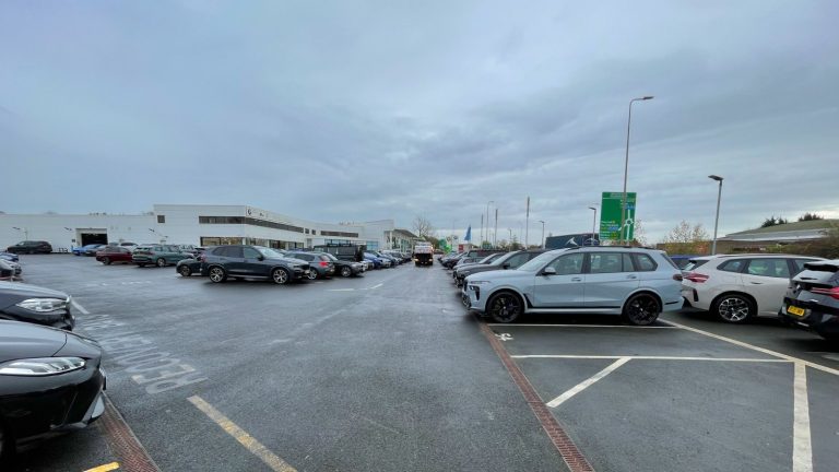 Parking prodajnog mjesta polovnih vozila, ilustracija uz tekst o uvozu auta