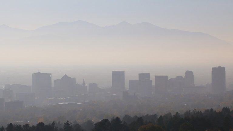 Smog nad gradom, ilustracija uz tekst o zagađenju zraka